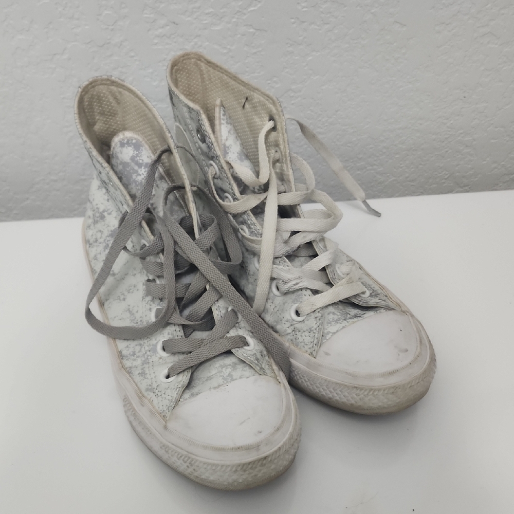 Converse Chuck Taylor High-Tops in Gray and White